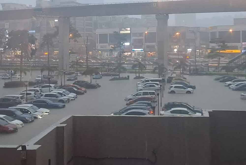 Kawasan IOI Mall Puchong ditenggelami banjir. Foto: media sosial
