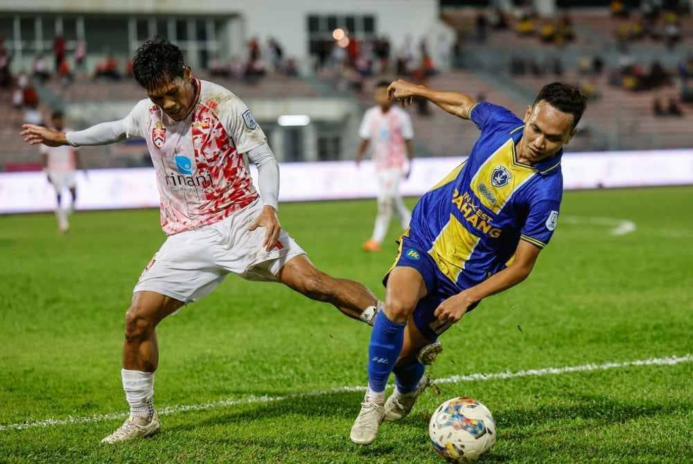 Pemain KL City, Mohamad Kamal Azizi Mohamad Zabri (kiri) mengasak pergerakan kawalan bola pemain Sri Pahang, Muhamad Baqiuddin Shamsudin pada perlawanan Liga Super di Stadium Bola Sepak Kuala Lumpur, Cheras malam ini.
