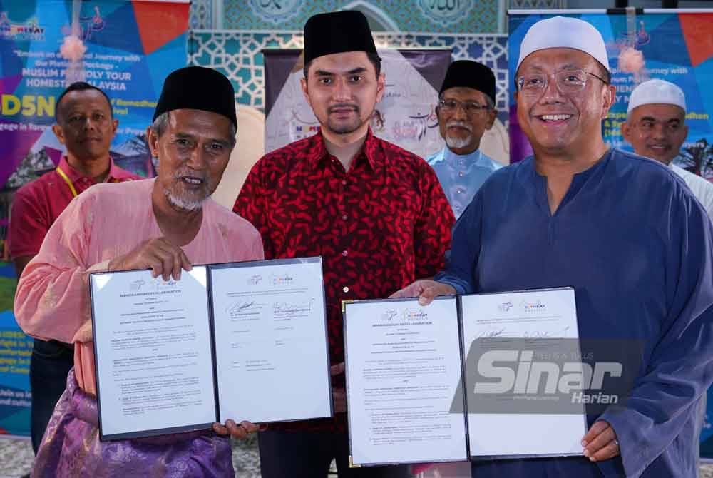 MoU yang ditandatangani oleh Sariman (kiri) dan Nizran sambil diperhatikan oleh Khairul Firdaus.