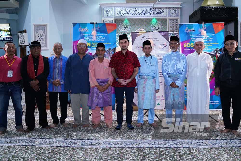 Peserta bergambar kenangan sebelum pulang.