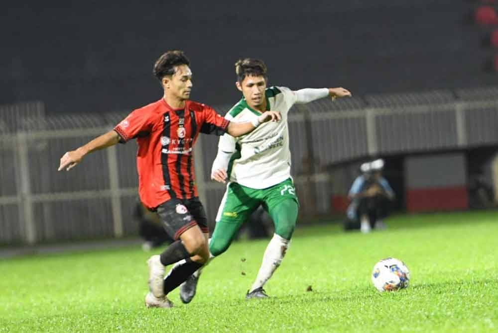 Antara aksi pemain pada perlawanan Liga Super antara Kelantan FC dan KUFC di Stadium Sultan Muhammad IV pada Sabtu. - Foto KUFC