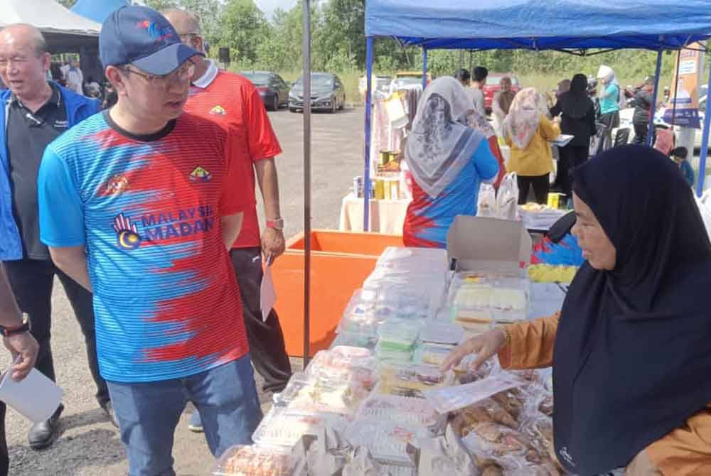 Jimmy beramah mesra dengan peniaga semasa melawat gerai sempena Hari Terbuka Parlimen Tebrau 2023, Mini Karnival Kerjaya, Pemeriksaan Kesihatan Percuma dan Sukan Rakyat Futsal Bistari Perdana di Bandar Bistari Perdana, Pasir Gudang pada Ahad.