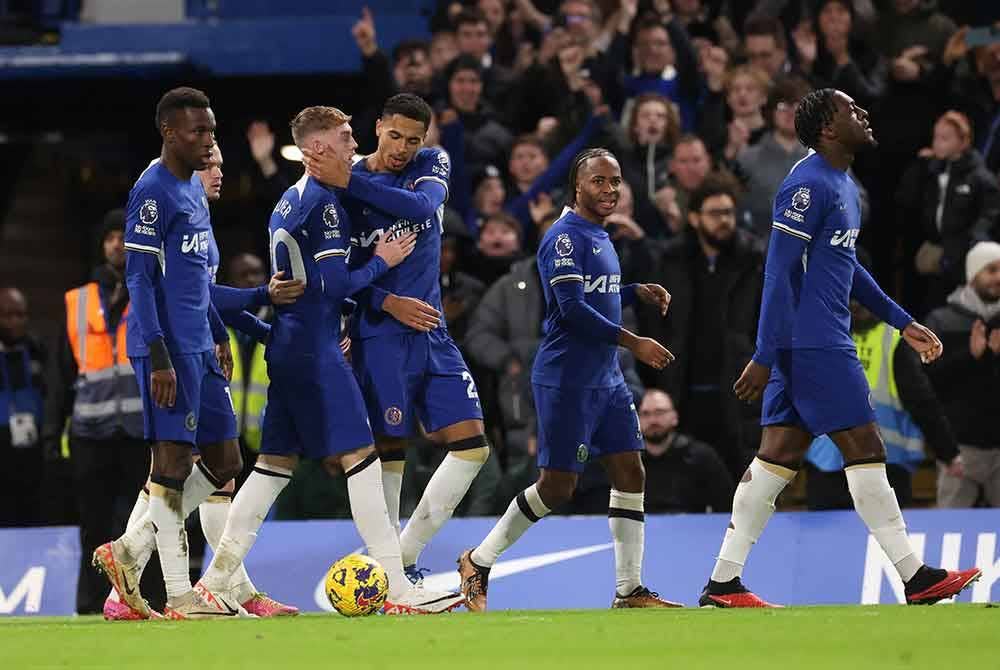 Pemain Chelsea meraikan jaringan Palmer (dua dari kiri) ketika menentang Sheffield United. - Foto EPA