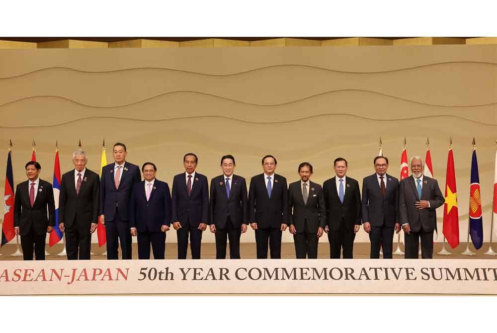 Anwar (dua, kanan) bergambar beramai-ramai bersama pemimpin ASEAN semasa Sidang Kemuncak Peringatan ASEAN-Jepun pada Ahad. - Foto Bernama