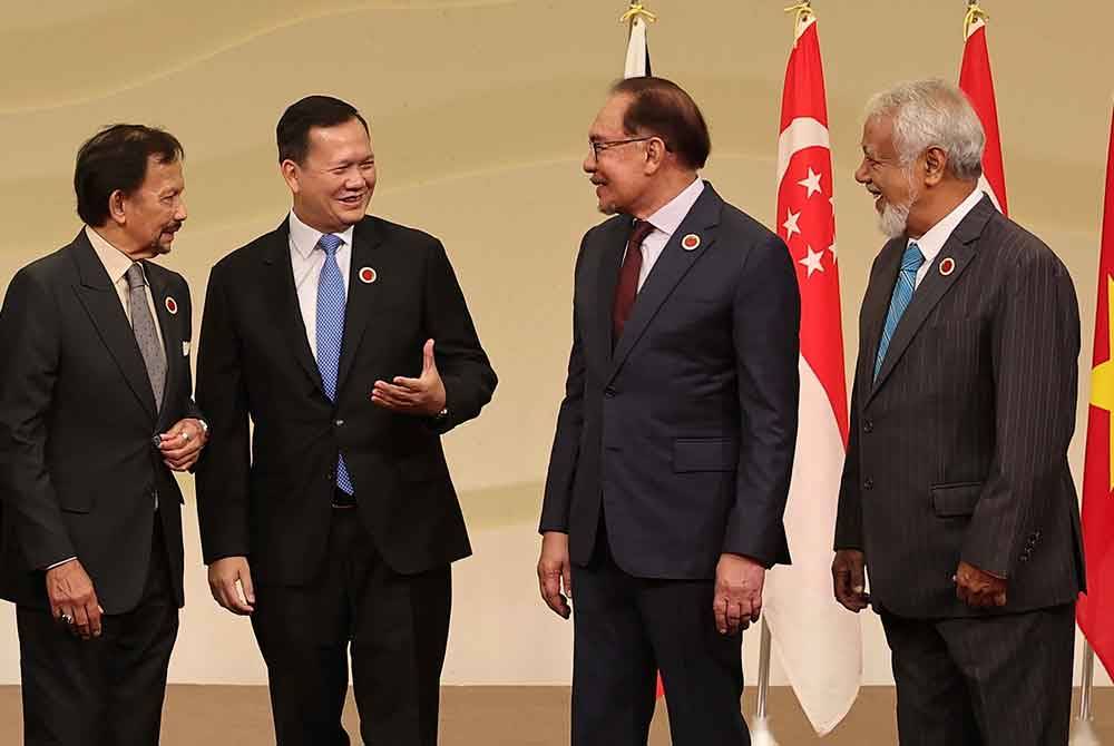 Anwar (tiga, kiri) berbincang dengan (dari kiri) Sultan Brunei, Sultan Hassanal Bolkiah; Perdana Menteri Kemboja, Hun Manet dan Perdana Menteri Timor Leste, Kay Rala Xanana Gusmao selepas bergambar bersama pemimpin ASEAN semasa Sidang Kemuncak Peringatan ASEAN-Jepun pada Ahad. - Foto Bernama