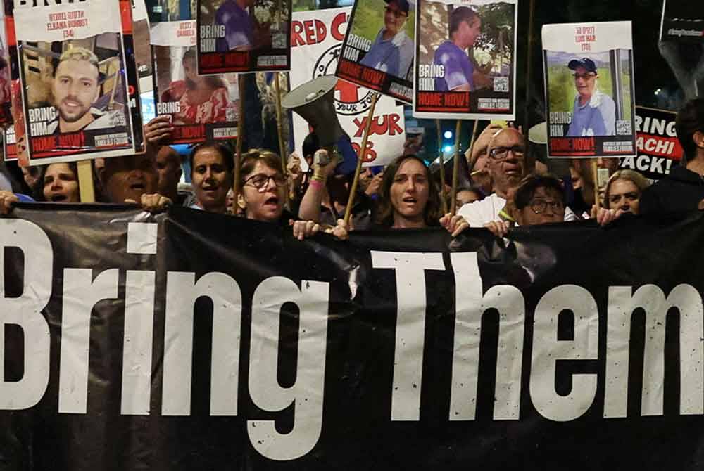 Di Tel Aviv, saudara-mara tebusan yang masih ditahan di Gaza dijangka bertindak balas terhadap kejadian itu kemudian pada hari Sabtu di luar Muzium Seni bandar itu, di tempat yang kini dikenali sebagai Dataran Tebusan.