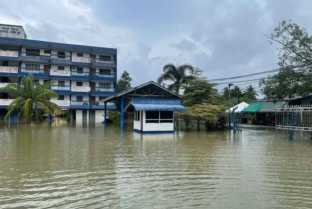 Keadaan banjir di Balai Polis Rantau Panjang yang dinaiki air pada Ahad.