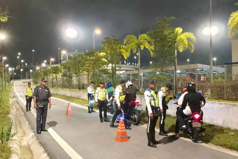 Sepasukan anggota dan pegawai dari Bahagian Siasatan dan Penguatkuasaan Trafik Ibu Pejabat Polis melaksanakan operasi di sini, pada Sabtu.