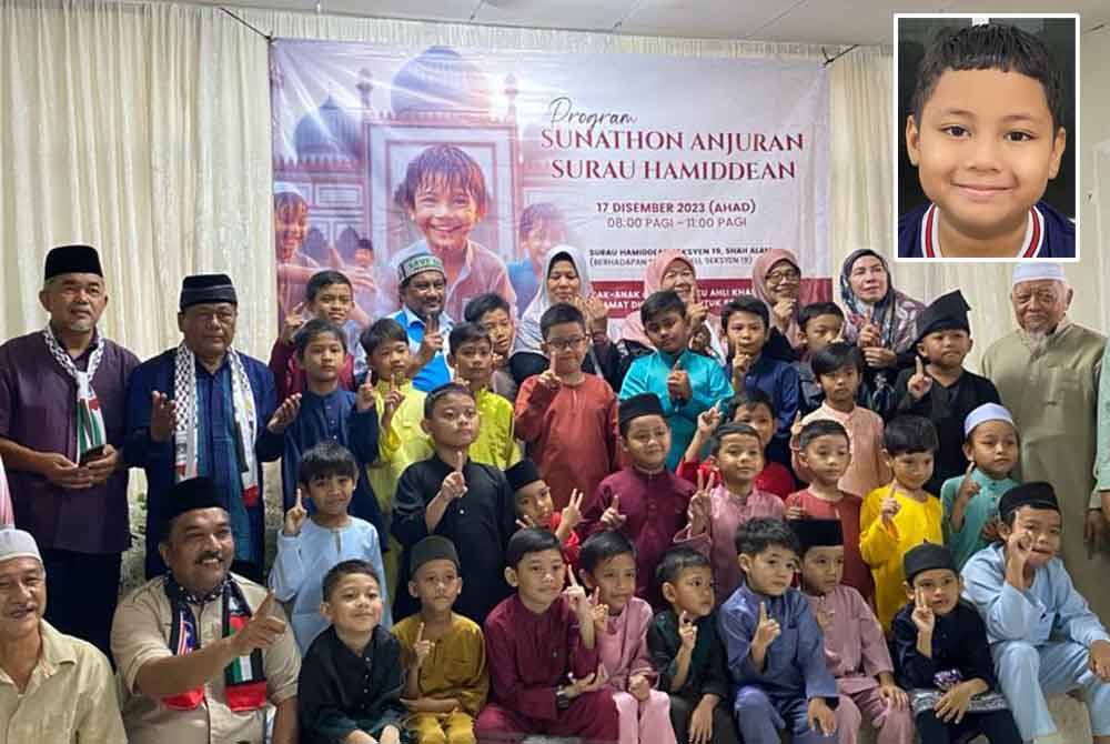 29 peserta berkhatan bergambar bersama kariah Surau Hamiddean Seksyen 19 pada Ahad. Gambar kecil: Peserta, Muhammad Fahim Nukman.