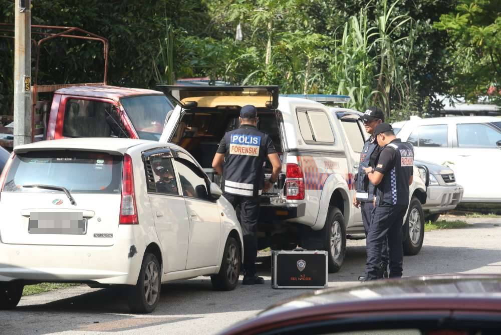 Anggota Unit Forensik PDRM dilihat masih melakukan siasatan di sekitar kawasan Apartmen Idaman, Damansara Damai dekat sini pada Ahad.
