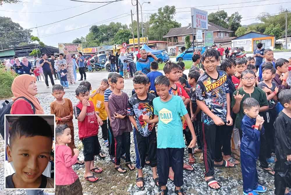 Sebahagian daripada peserta mega sunaton basah lencun setelah 'dimandikan' air dari trak bomba. Gambar kecil: Wan Muhammad Haziq