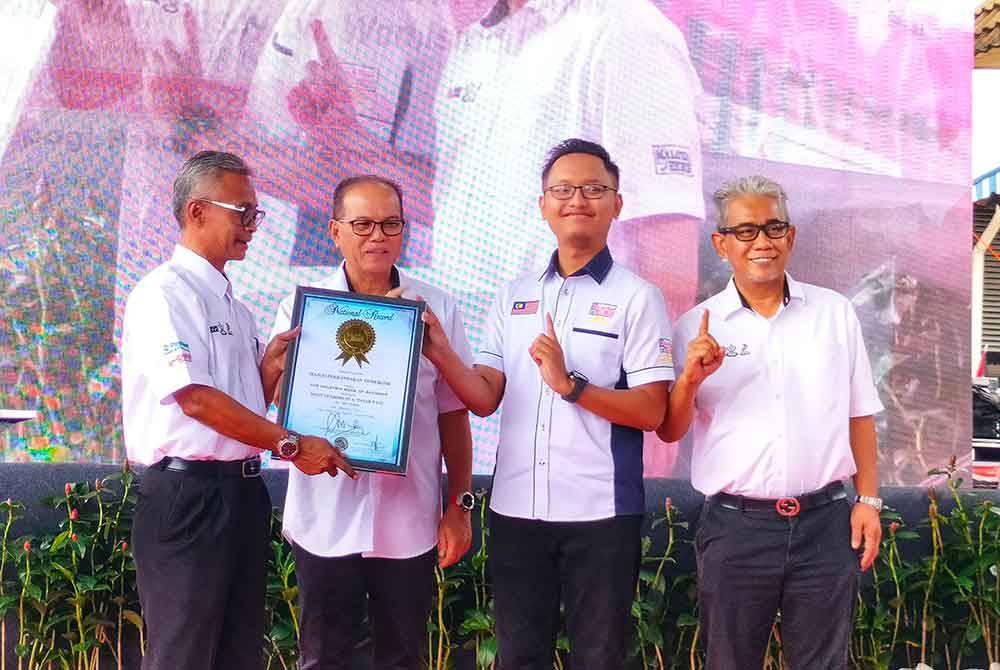 Dua sijil MBOR yang disampaikan wakilnya Mohd Nazrul (dua dari kanan) kepada Suris (kiri) sambil diperhatikan Wan Rosdy (dua dari kiri) dan Ahmad Badli.