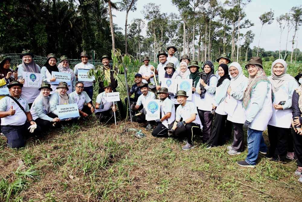 Sebanyak 350 anak pokok ditanam di tapak semaian seluas 0.68 hektar sebagai usaha memperbanyakkan ruang hijau dan kawasan berpokok di Institut Latihan Statistik Malaysia.