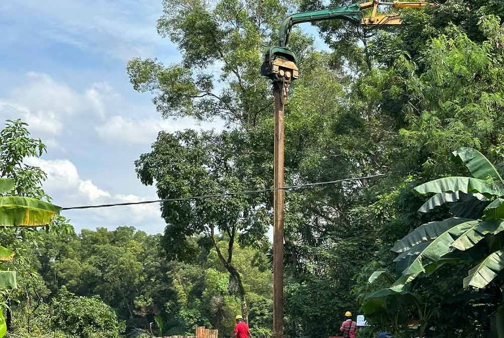 Pada Sabtu, seramai 29 penghuni di sembilan buah rumah teres di Taman Wawasan Puchong, diarah berpindah atas faktor keselamatan, susulan kejadian tanah runtuh berhampiran kediaman mereka.