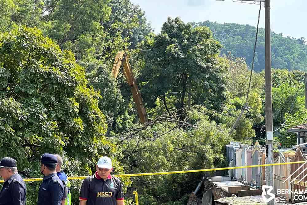 Lokasi tanah runtuh di Jalan Wawasan, Puchong. - Foto Bernama
