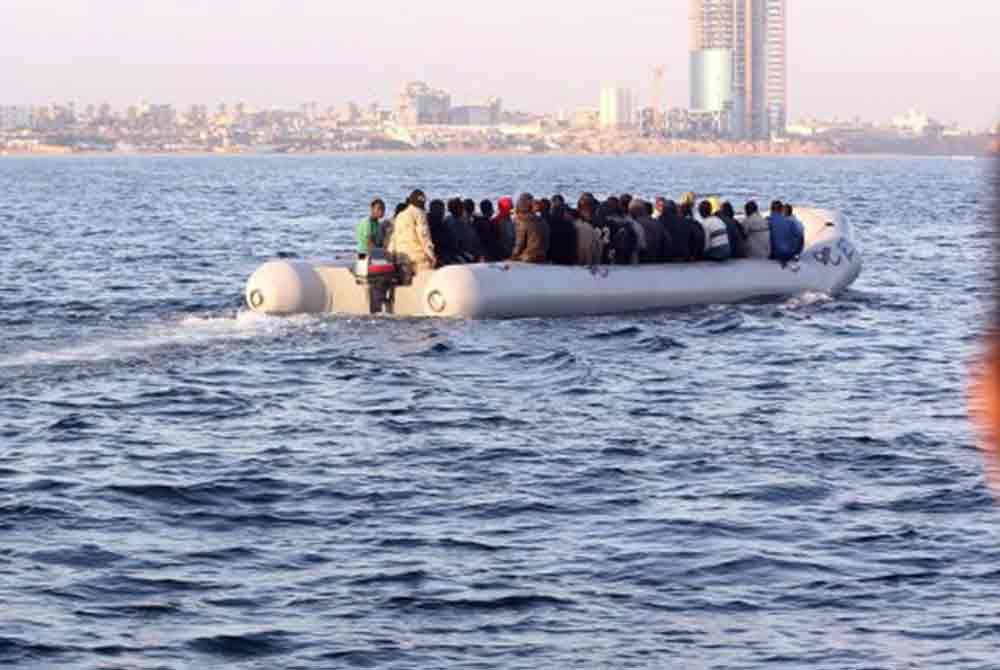 Wanita dan kanak-kanak adalah antara mangsa yang terkorban dalam nahas bot yang berlaku di perairan Libya. - Foto AFP