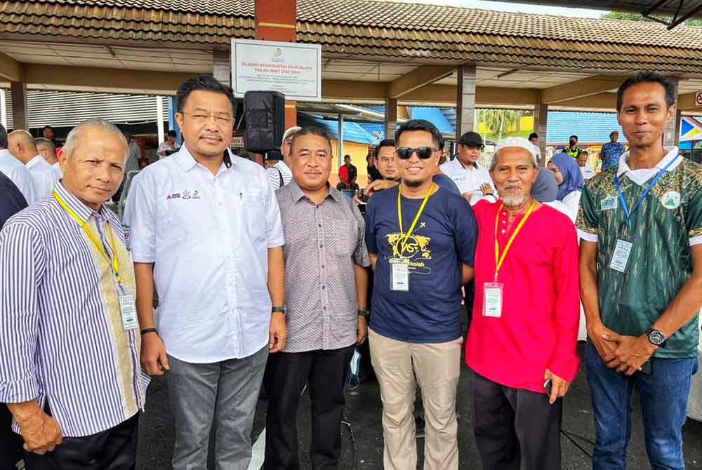 Sahariman (dua dari kanan) bersama Speaker Dewan Undangan Negeri (DUN) Pahang, Datuk Seri Mohd Sharkar hamsuddin (dua dari kiri) bergambar bersama para peserta.