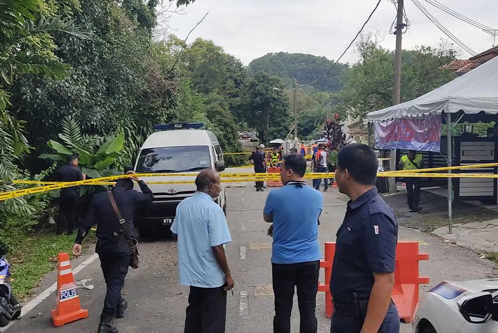 Beberapa penduduk di Taman Wawasan, Puchong hadir melihat tragedi yang berlaku di penempatan mereka pada Ahad.