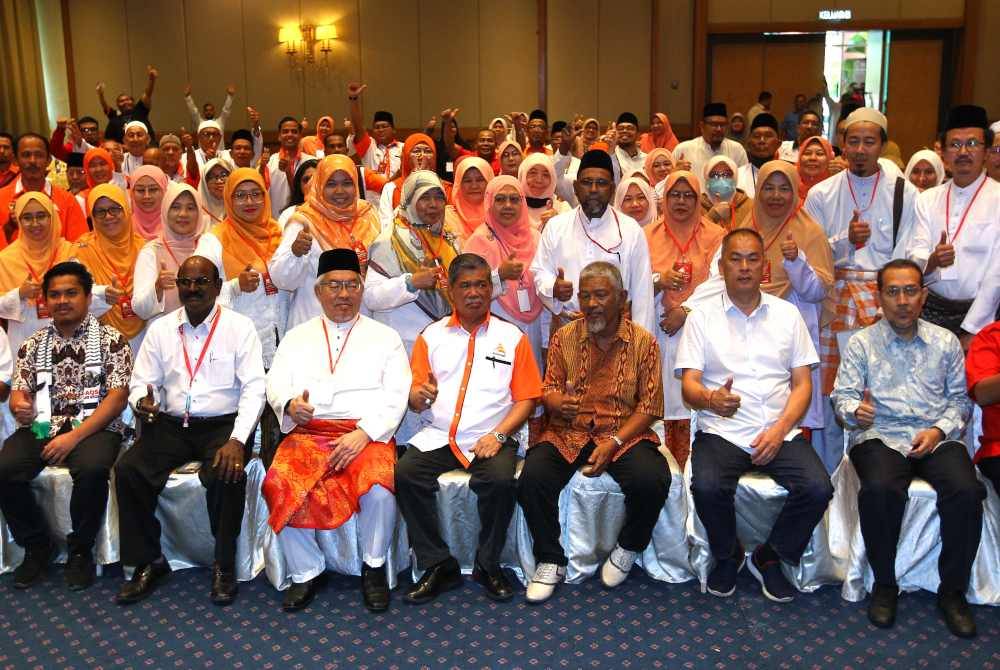 Mohamad Sabu (empat dari kanan) bersama perwakilan Amanah Negeri Sembilan.