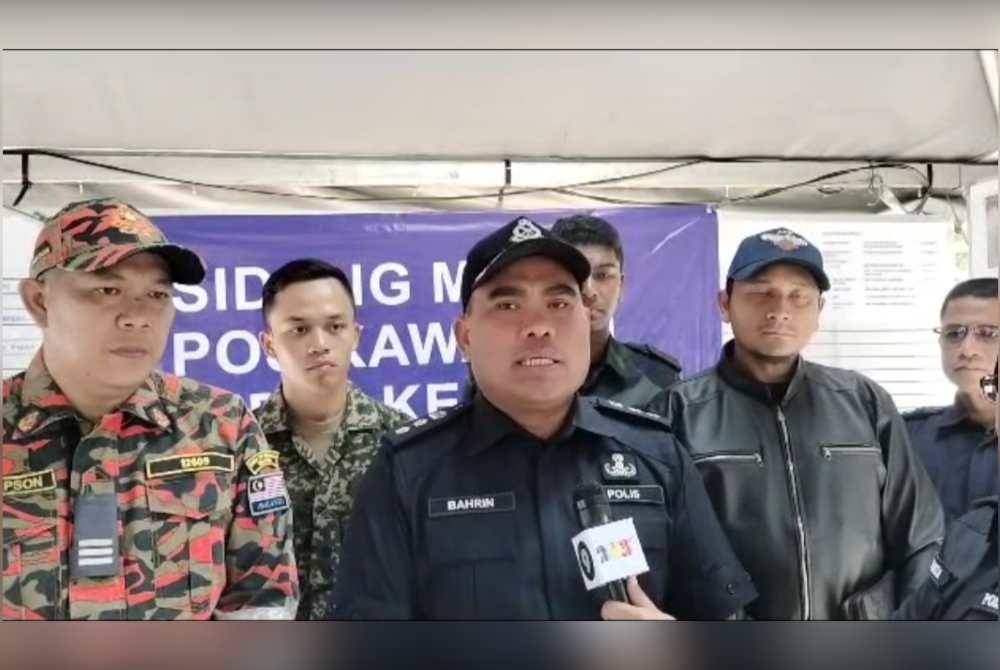 Bahrin ( tengah) pada sidang akhbar di Pusat Kawalan Tempat Kejadian (PKTK) di Kampung Palembang, Kluang pada Ahad.