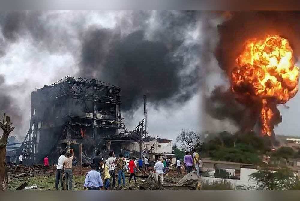 Sekurang-kurangnya sembilan orang terbunuh manakala beberapa lagi cedera dalam insiden letupan membabitkan sebuah kilang bahan letupan di negeri Maharashtra, India pada Ahad. - Foto Agensi