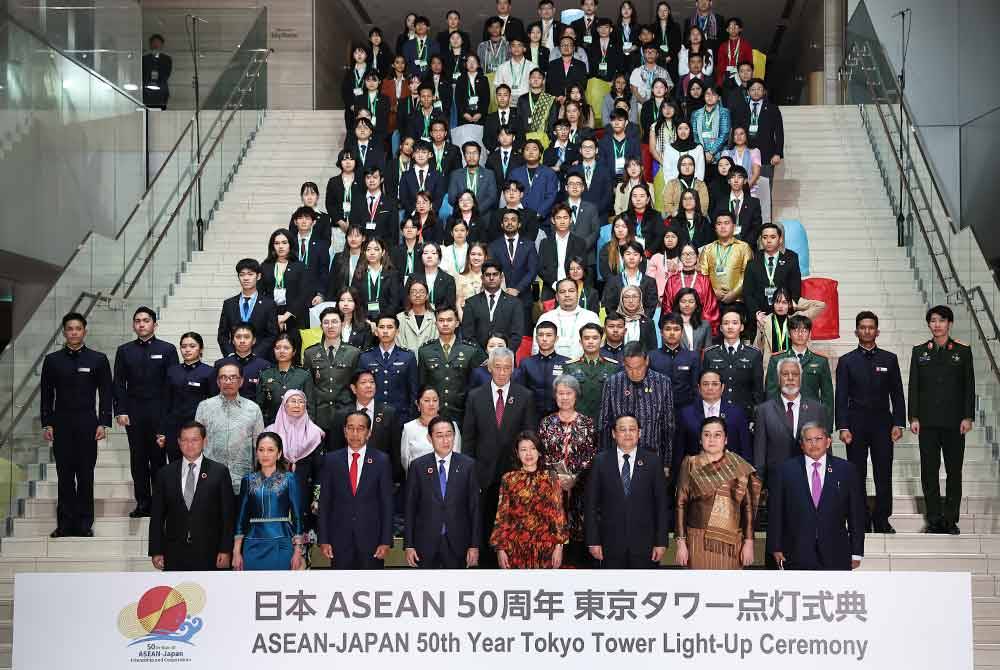 Anwar dan Wan Azizah semasa bergambar bersama pemimpin ASEAN dan pelajar dari negara ASEAN dan Jepun semasa Majlis Menyalakan Menara Tokyo Tahun Ke-50 ASEAN-JEPUN. - Foto Bernama