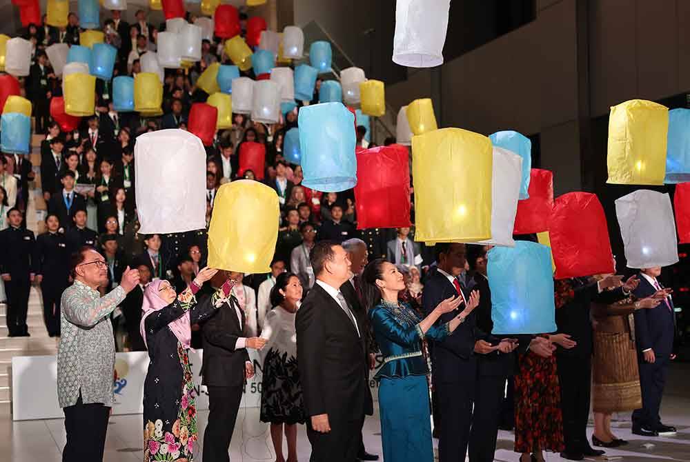 Anwar dan Wan Azizah bersama pemimpin ASEAN dan pelajar dari negara ASEAN dan Jepun melepaskan tanglung sebagai simbolik Majlis Pencahayaan Menara Tokyo Tahun 50 ASEAN-JEPUN. - Foto Bernama