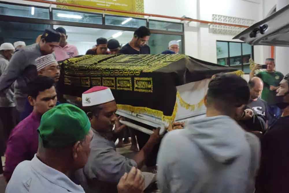 Jenazah Allahyarham tiba di Masjid Tunku Alif Hussein Al-Amin Kariah Tengkek di sini jam 8.30 malam untuk disolatkan.
