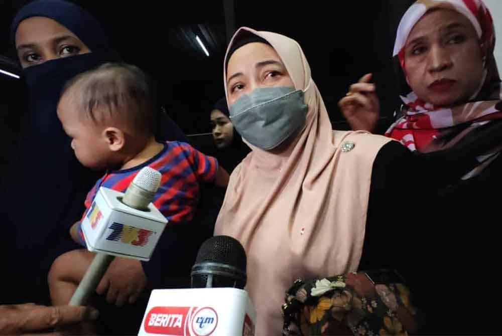 Norhayati (tengah) ketika ditemubual media.