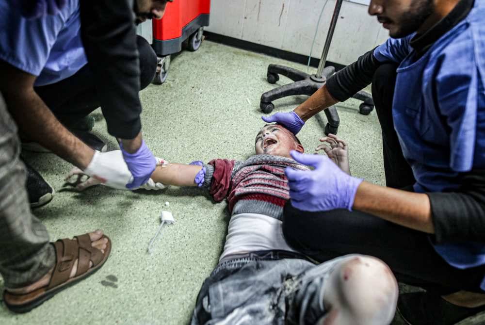 Seorang kanak-kanak yang cedera berikutan pengeboman Israel menangis ketika menerima rawatan perubatan di Hospital Nasser di Khan Yunis. - Foto AFP
