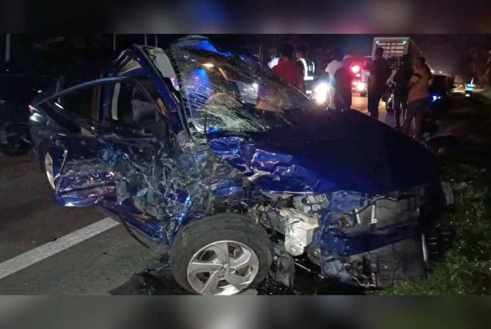Sebuah Honda City remuk dalam kejadian di Batu 3, Jalan Bernam dari arah Kuala Selangor menghala Tanjong Karang pada Ahad.