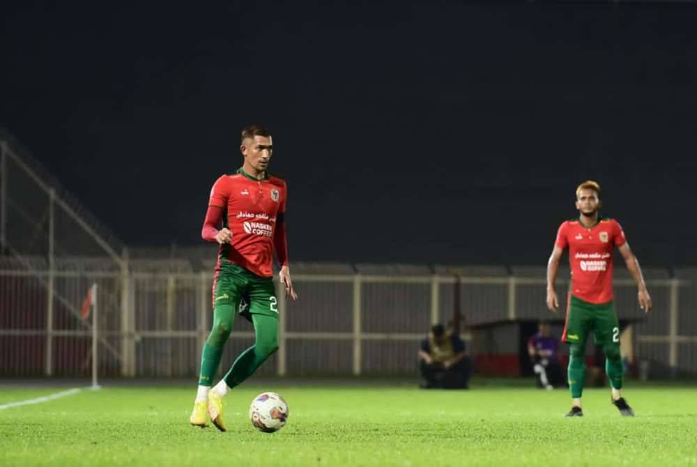 Indra beraksi di padang dan sentiasa menjada disiplin sebagai pemain bola sepak. - Foto KUFC