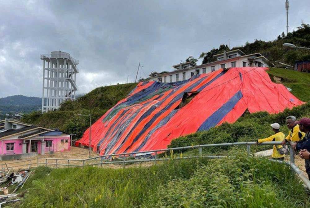 Keadaan di penempatan Orang Asli Sungai Ruii yang terjejas akibat tanah runtuh.