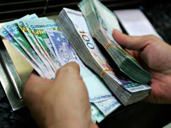 Pada jam 9.02 pagi, ringgit mengukuh kepada 4.6645/6750 berbanding dolar AS daripada 4.6675/6720 pada Jumaat lepas. - Gambar hiasan 