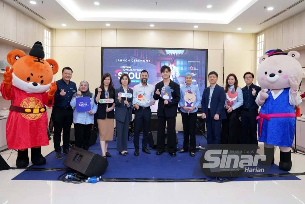 Shaliza Mohd Sidek (empat dari kanan) dan Moon Sangho (tiga dari kanan) bergambar bersama pada Majlis Pelancaran Petron Jom Jalan-Jalan Seoul di Menara Hap Seng pada Khamis. - Foto Sinar Harian MOHD HALIM ABDUL WAHID