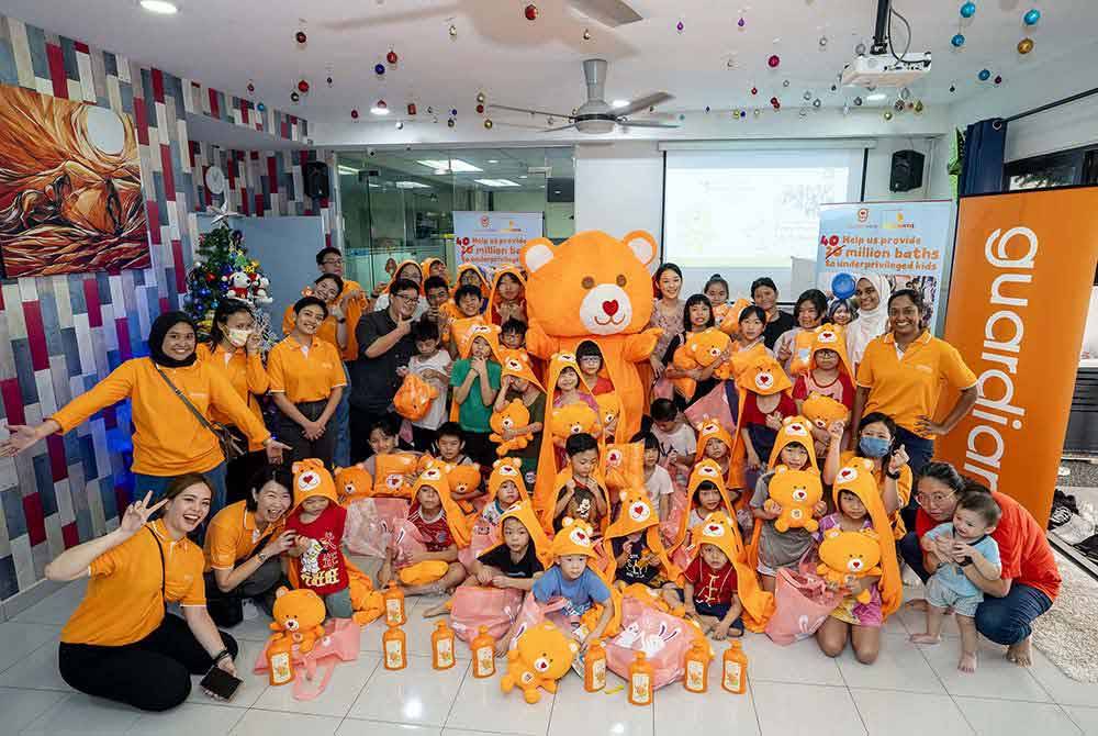 Guardian menyumbangkan produk mandian kepada kanak-kanak Yayasan Sunbeams Home di Petaling Jaya, baru-baru ini.