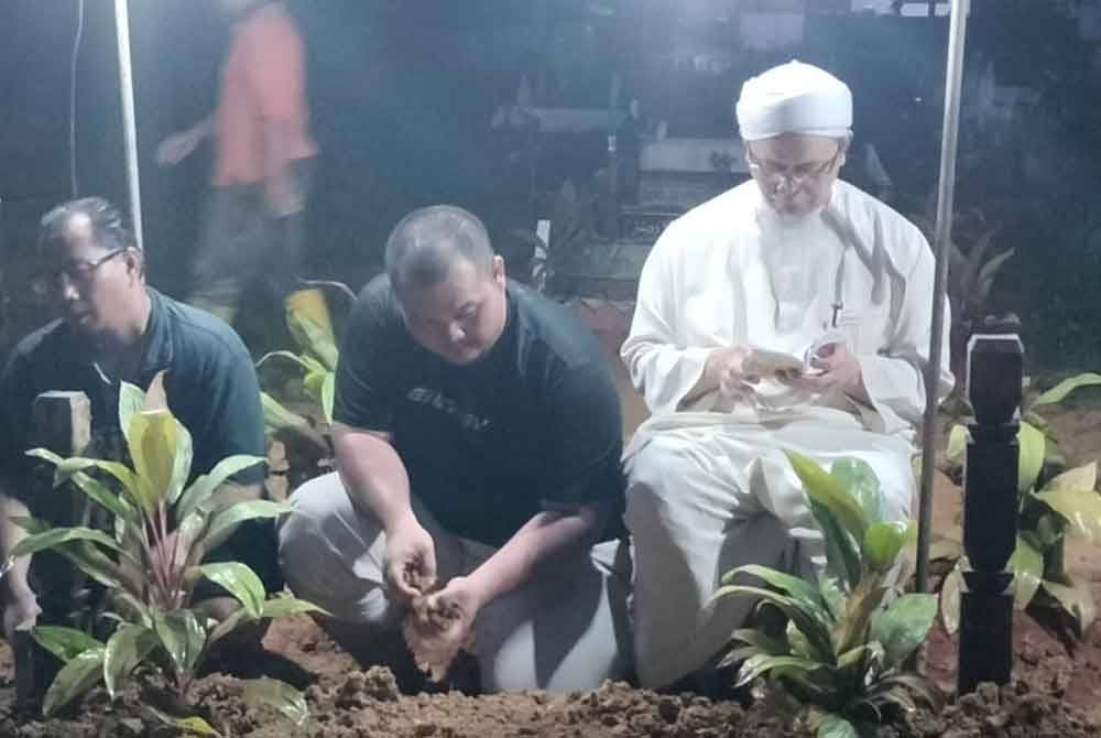 Jenazah Ab Manan Selamat dikebumikan di Tanah Perkuburan Islam Kampung Tengah.