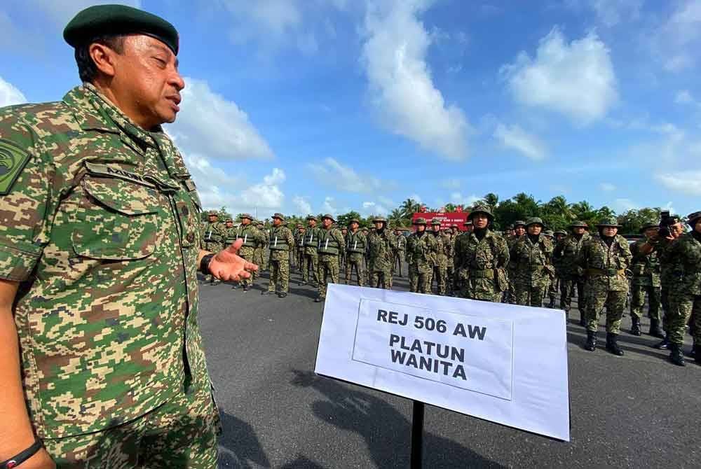 Azudin memeriksa barisan pada Perbarisan First Responder Op Murni 8 Briged di Kem Pengkalan Chepa di Kota Bharu pada Isnin.