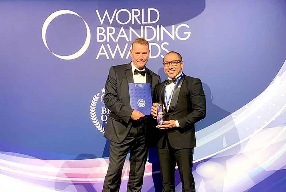 Ketua Komersial MR D.I.Y. Indonesia, Michael Cohen,(kanan) menerima Anugerah Brand of the Year dari Pengerusi World Branding Forum, Richard Rowles (kiri), di Kensington Palace, London, bagi pihak peruncit tersebut.