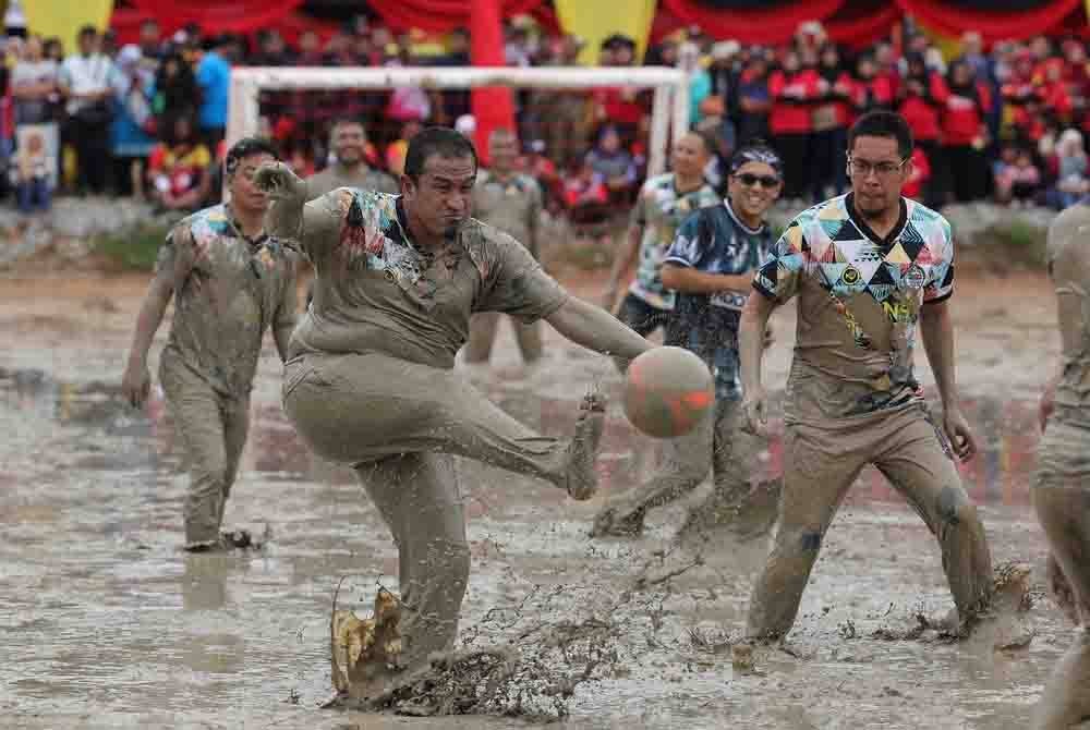 Antara aksi pemain dari Pejabat Menteri Besar Negeri Sembilan bersama pasukan Era FM pada perlawanan bola sepak ngoca sempena Program Pesta Bola Ngoca 2023 di Stadium Ngoca Perkampungan Budaya Terachi, pada Ahad. - Foto Bernama