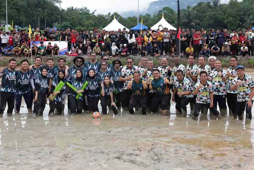 Menteri Besar Negeri Sembilan, Datuk Seri Aminuddin Harun bergambar bersama pasukan Era FM pada Program Pesta Bola Ngoca 2023 di Stadium Ngoca Perkampungan Budaya Terachi, pada Ahad. - Foto Bernama