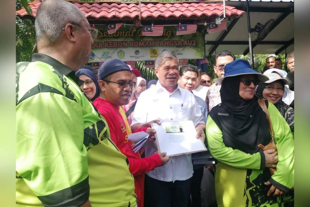 Mohamad (tengah) pada lawatan kerja ke Kebun Komuniti AU2 Taman Keramat di sini pada Isnin.