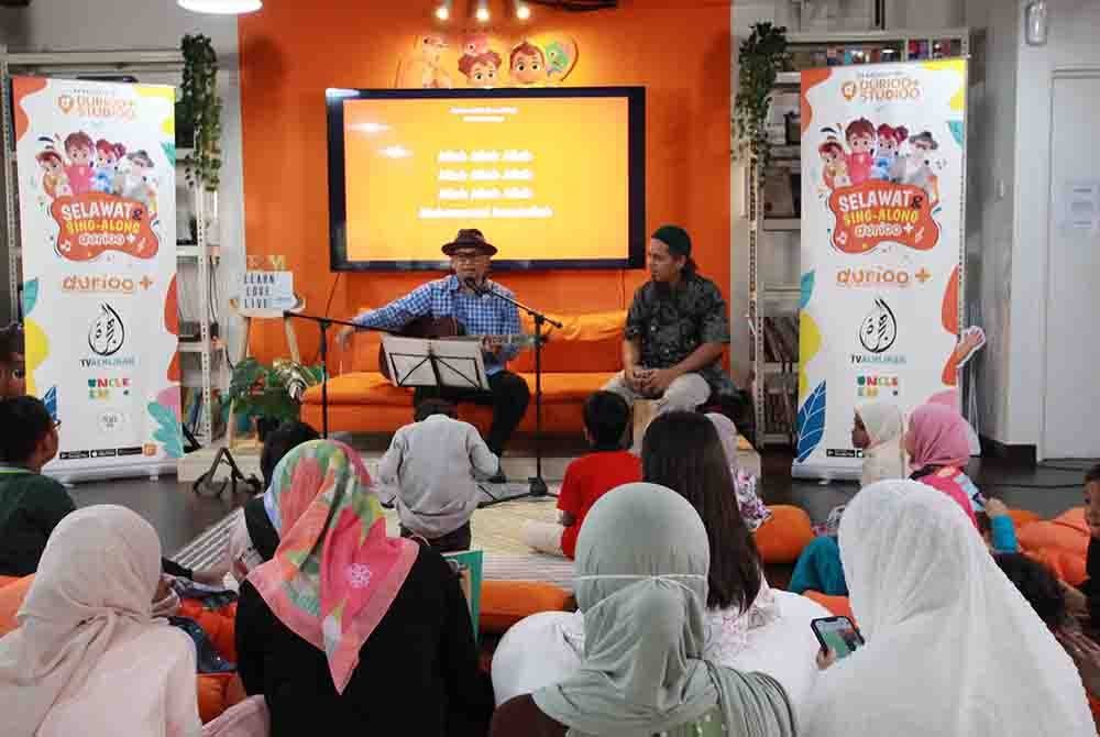 Penyanyi nasyid jemputan, Erwan Muhabbain membantu anak-anak menyukai bait-bait indah dalam Islam untuk diterapkan dalam kehidupan harian.