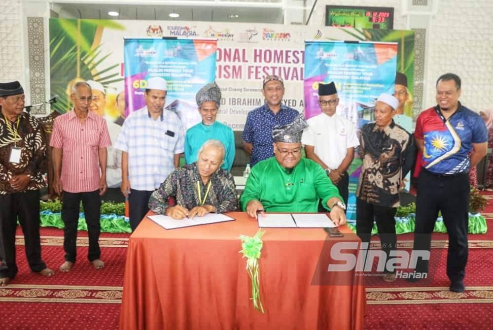 Syed Ibrahim (empat dari kanan) menyaksikan perjanjian persefahaman pelancongan Malaysia-Indonesia diwakili Zaidi (kanan) dan Tazbir.