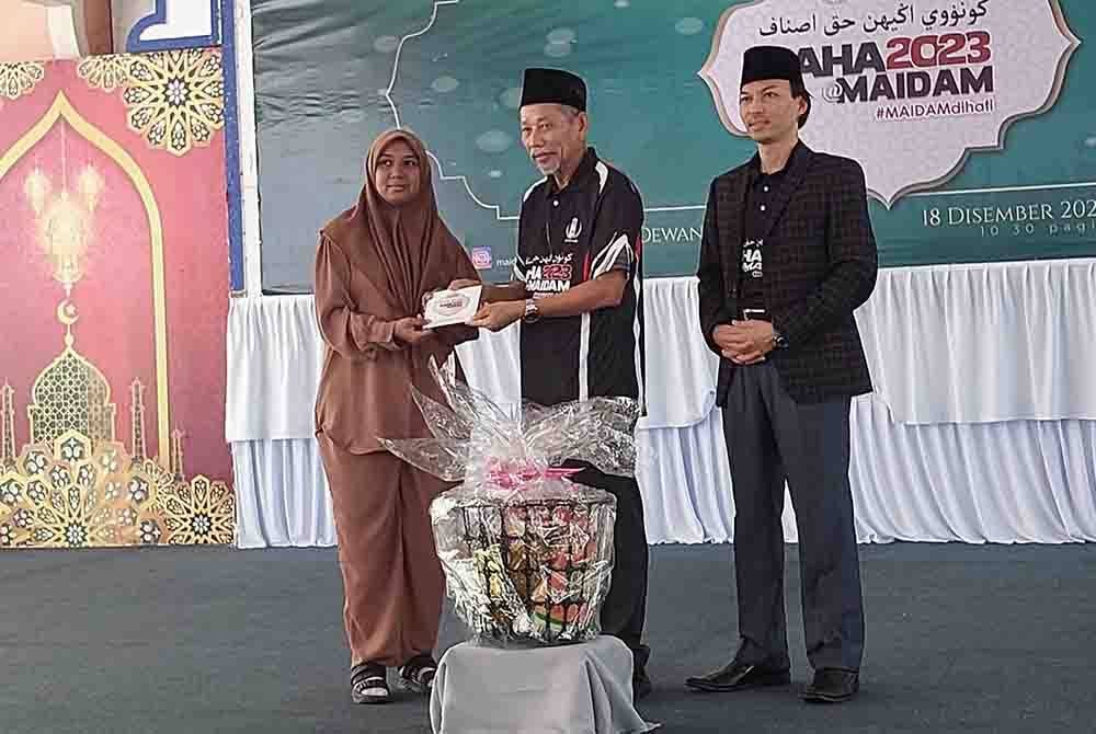 Shaikh Harun (tengah) menyampaikan sumbangan pada asnaf