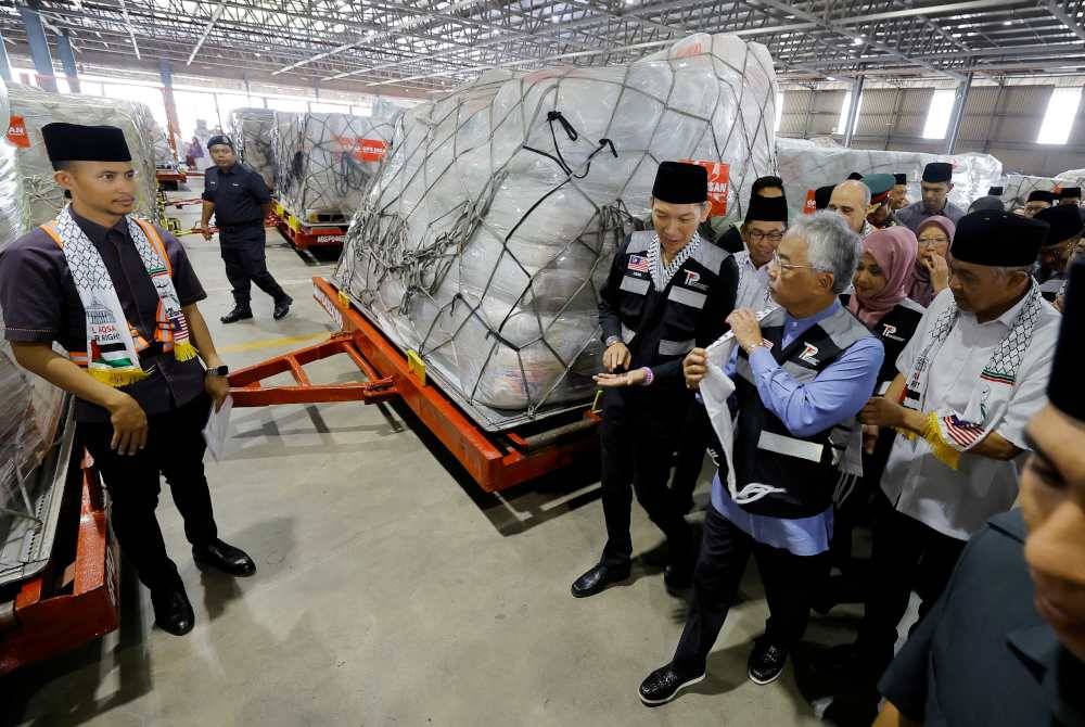 Al-Sultan Abdullah Ri’ayatuddin Al-Mustafa Billah Shah berangkat menyaksikan persiapan akhir bagi penghantaran ketiga Ops Ihsan di Terminal Kargo, Lapangan Terbang Antarabangsa Kuala Lumpur (KLIA), pada Isnin. Turut hadir, Timbalan Perdana Menteri, Datuk Seri Dr Ahmad Zahid Hamidi (kanan). - Foto Bernama