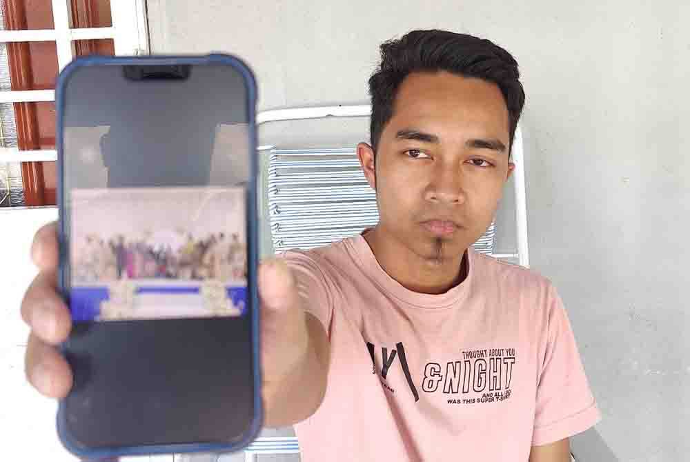 Muhammad Aiman menunjukkan majlis akad nikah Aini Hayati dan Norsyam Nassullah di Dewan Seri Bernam pada Sabtu.