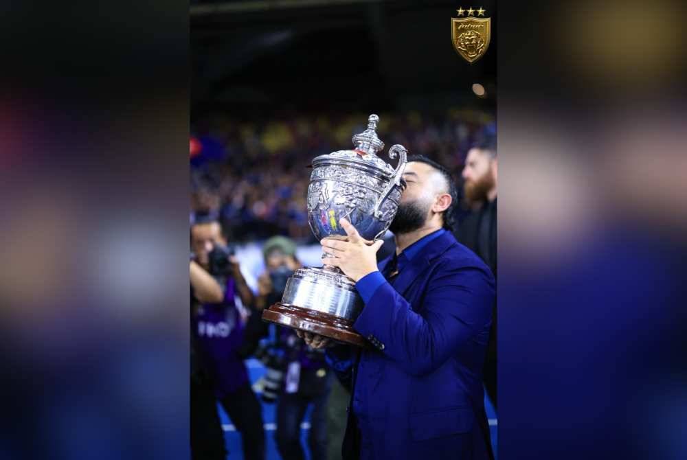 Tunku Ismail mengucup Piala Malaysia di Stadium Nasional Bukit Jalil pada Jumaat lalu. - Foto Facebook Johor Southern Tigers