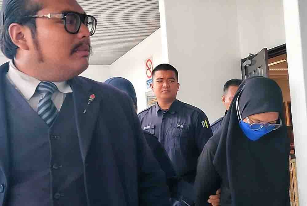 Masanizah (dua dari kiri) mengaku bersalah di Mahkamah Sesyen di Melaka pada Isnin kerana pengabaian anak.