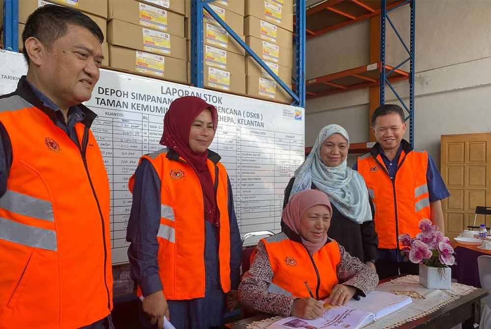 Nancy (tengah) menandatangani kehadiran semasa sesi lawatan ke Kelantan.